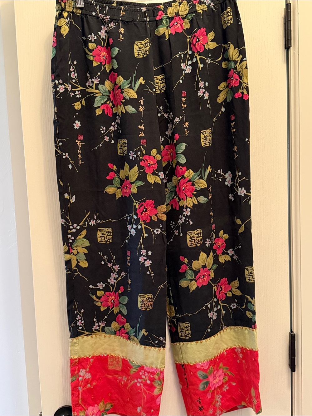 Anne Carson Black Floral Cropped Pants with Pink & Green Print